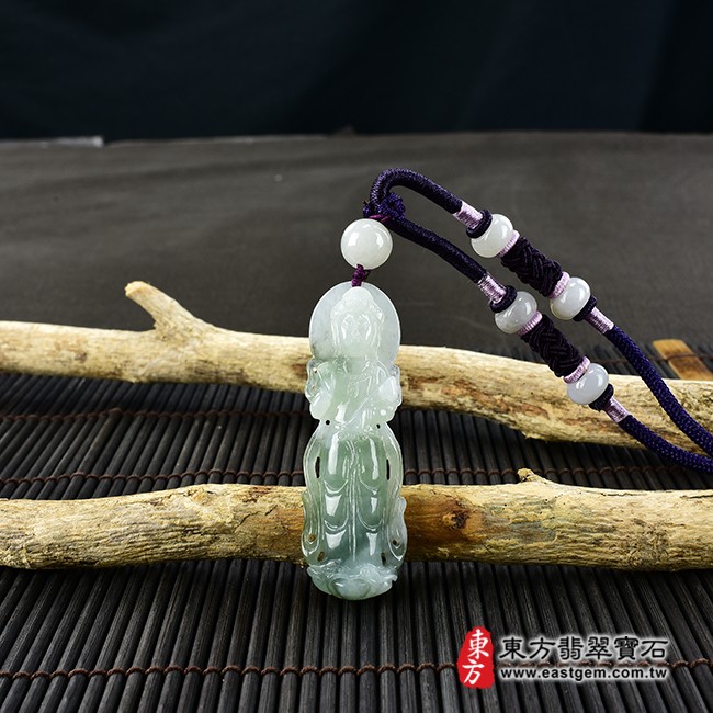 觀世音菩薩項鍊玉珮情境照片  翡翠觀音項鍊玉珮（觀世音菩薩，如意觀音：觀音牌A貨翡翠觀音玉珮、緬甸玉觀音玉墜）。淡綠色糯種帶飄花觀音，GY1203。客製化訂做各種翡翠觀音吊墜玉珮項鍊。★附A貨翡翠雙證書