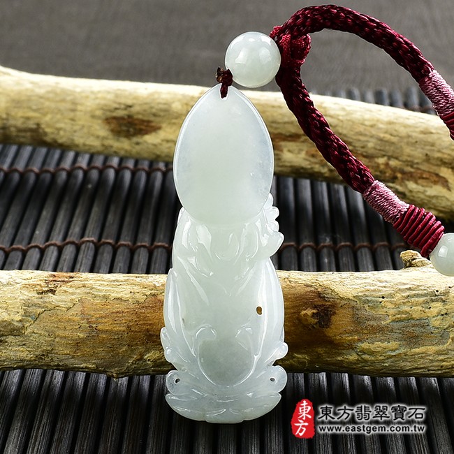 觀世音菩薩項鍊玉珮背面照片  翡翠觀音項鍊玉珮（觀世音菩薩，如意觀音：觀音牌A貨翡翠觀音玉珮、緬甸玉觀音玉墜）。淡綠色糯種帶飄花觀音，GY1214。客製化訂做各種翡翠觀音吊墜玉珮項鍊。★附A貨翡翠雙證書