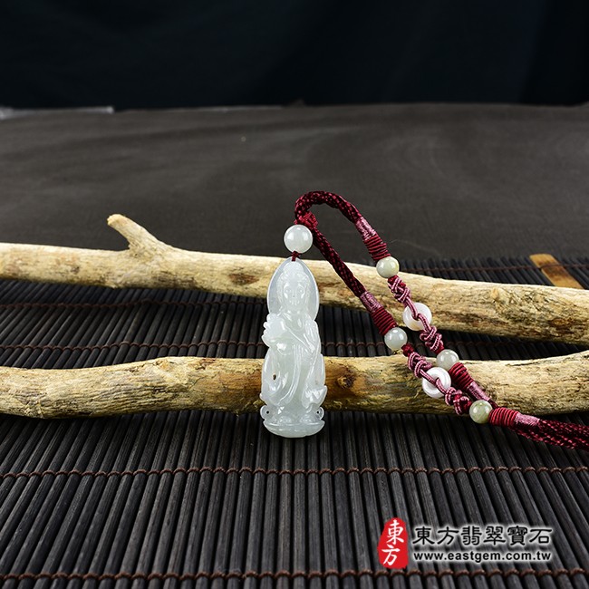 觀世音菩薩項鍊玉珮情境照片  翡翠觀音項鍊玉珮（觀世音菩薩，如意觀音：觀音牌A貨翡翠觀音玉珮、緬甸玉觀音玉墜）。淡綠色糯種帶飄花觀音，GY1214。客製化訂做各種翡翠觀音吊墜玉珮項鍊。★附A貨翡翠雙證書