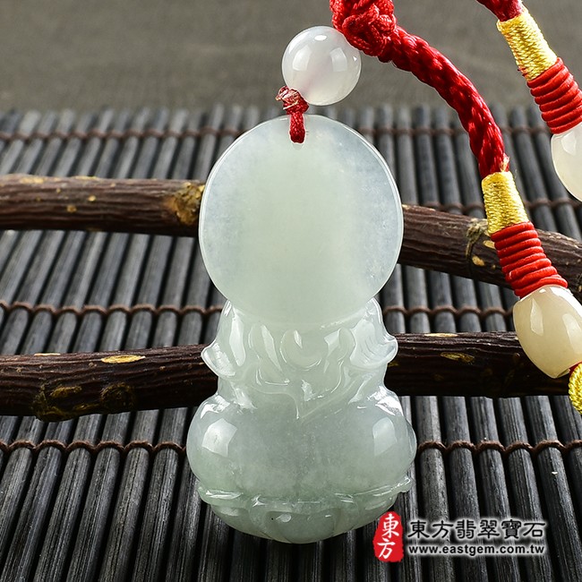 觀世音菩薩項鍊玉珮背面照片  翡翠觀音項鍊玉珮（觀世音菩薩：觀音牌A貨翡翠觀音玉珮、緬甸玉觀世音菩薩玉墜）。淡綠色糯種觀音，GY1205。客製化訂做各種翡翠觀音吊墜玉珮項鍊。★附A貨翡翠雙證書