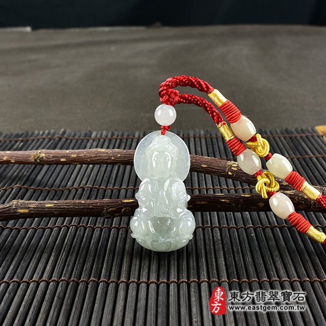 觀世音菩薩項鍊玉珮情境照片  翡翠觀音項鍊玉珮（觀世音菩薩：觀音牌A貨翡翠觀音玉珮、緬甸玉觀世音菩薩玉墜）。淡綠色糯種觀音，GY1205。客製化訂做各種翡翠觀音吊墜玉珮項鍊。★附A貨翡翠雙證書