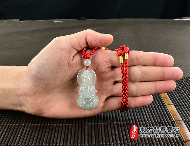 觀世音菩薩項鍊玉珮大小示意照片  翡翠觀音項鍊玉珮（觀世音菩薩：觀音牌A貨翡翠觀音玉珮、緬甸玉觀世音菩薩玉墜）。淡綠色糯種觀音，GY1205。客製化訂做各種翡翠觀音吊墜玉珮項鍊。★附A貨翡翠雙證書