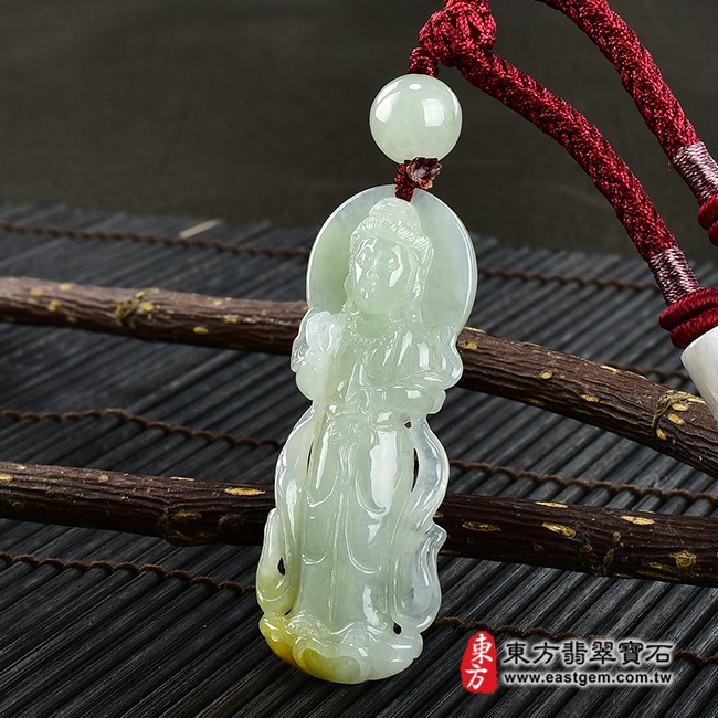 觀世音菩薩項鍊玉珮右側照片  翡翠觀音項鍊玉珮（觀世音菩薩：觀音牌A貨翡翠觀音玉珮、緬甸玉觀世音菩薩玉墜）。淡綠色糯種帶黃翡觀音，GY1207。客製化訂做各種翡翠觀音吊墜玉珮項鍊。★附A貨翡翠雙證書