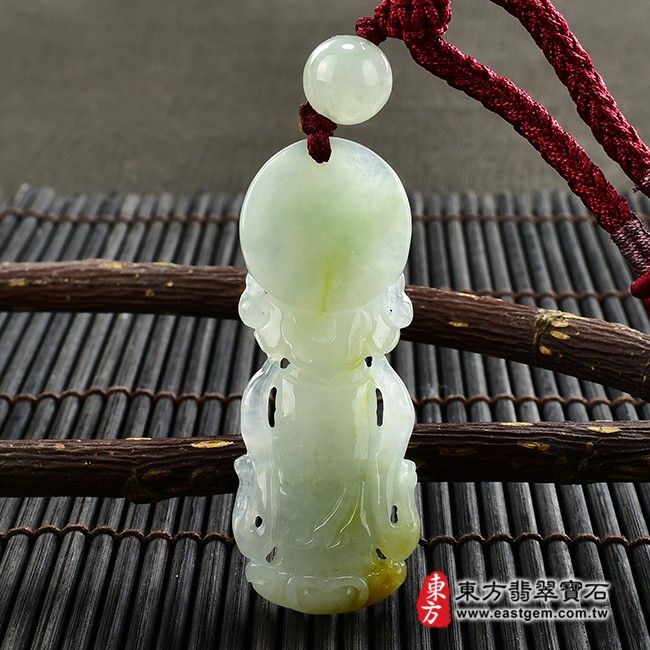 觀世音菩薩項鍊玉珮背面照片  翡翠觀音項鍊玉珮（觀世音菩薩：觀音牌A貨翡翠觀音玉珮、緬甸玉觀世音菩薩玉墜）。淡綠色糯種帶黃翡觀音，GY1207。客製化訂做各種翡翠觀音吊墜玉珮項鍊。★附A貨翡翠雙證書