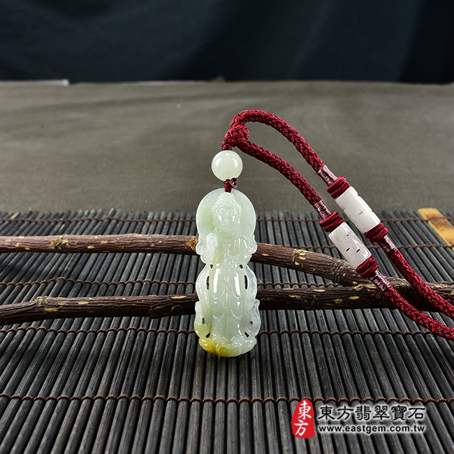 觀世音菩薩項鍊玉珮情境照片  翡翠觀音項鍊玉珮（觀世音菩薩：觀音牌A貨翡翠觀音玉珮、緬甸玉觀世音菩薩玉墜）。淡綠色糯種帶黃翡觀音，GY1207。客製化訂做各種翡翠觀音吊墜玉珮項鍊。★附A貨翡翠雙證書