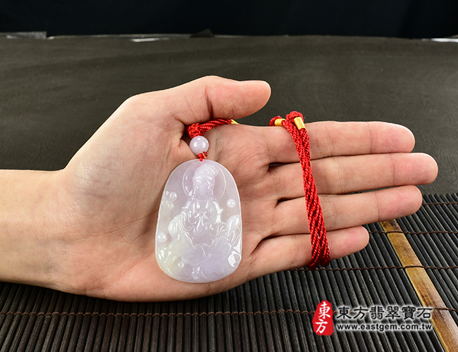 觀世音菩薩項鍊玉珮大小示意照片  翡翠觀音項鍊玉珮（觀世音菩薩：觀音牌A貨翡翠觀音玉珮、緬甸玉觀世音菩薩玉墜）。淡綠色帶紫色糯種春帶彩觀音，GY1231。客製化訂做各種翡翠觀音吊墜玉珮項鍊。★附A貨翡翠雙證書