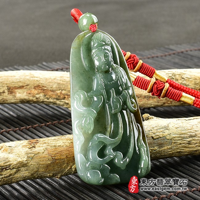 觀世音菩薩項鍊玉珮左側照片  翡翠觀音項鍊玉珮（觀世音菩薩：觀音牌A貨翡翠觀音玉珮、緬甸玉觀世音菩薩玉墜）。綠色糯種帶黃翡翠觀音，GY1272。客製化訂做各種翡翠觀音吊墜玉珮項鍊。★附A貨翡翠雙證書