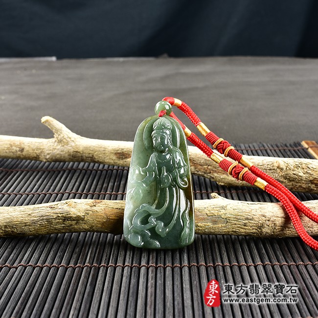 觀世音菩薩項鍊玉珮情境照片  翡翠觀音項鍊玉珮（觀世音菩薩：觀音牌A貨翡翠觀音玉珮、緬甸玉觀世音菩薩玉墜）。綠色糯種帶黃翡翠觀音，GY1272。客製化訂做各種翡翠觀音吊墜玉珮項鍊。★附A貨翡翠雙證書
