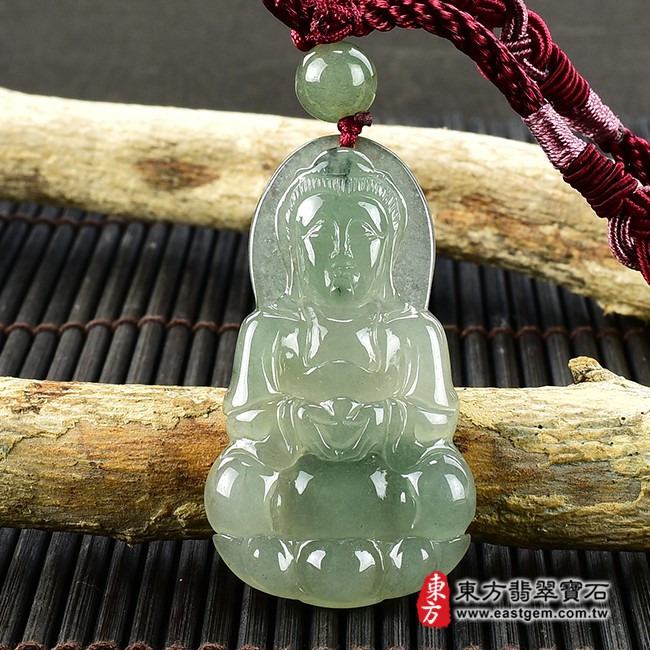 觀世音菩薩項鍊玉珮正面照片  翡翠觀音項鍊玉珮（觀世音菩薩：觀音牌A貨翡翠觀音玉珮、緬甸玉觀世音菩薩玉墜）。淡綠色糯冰種觀音，GY1304。客製化訂做各種翡翠觀音吊墜玉珮項鍊。★附A貨翡翠雙證書