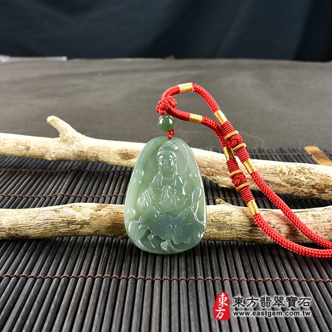觀世音菩薩項鍊玉珮情境照片  翡翠觀音項鍊玉珮（觀世音菩薩：觀音牌A貨翡翠觀音玉珮、緬甸玉觀世音菩薩玉墜）。綠色糯種觀音，GY1308。客製化訂做各種翡翠觀音吊墜玉珮項鍊。★附A貨翡翠雙證書