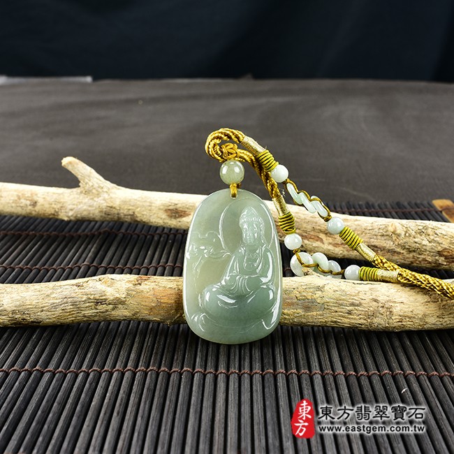觀世音菩薩項鍊玉珮情境照片  翡翠觀音項鍊玉珮（觀世音菩薩：觀音牌A貨翡翠觀音玉珮、緬甸玉觀世音菩薩玉墜）。淡綠色糯種觀音，GY1311。客製化訂做各種翡翠觀音吊墜玉珮項鍊。★附A貨翡翠雙證書