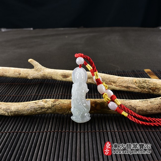 觀世音菩薩項鍊玉珮情境照片  翡翠觀音項鍊玉珮（觀世音菩薩、寶瓶灑聖水觀音：觀音牌A貨翡翠觀音玉珮、緬甸玉觀世音菩薩玉墜）。淡綠色糯種觀音，GY1212。客製化訂做各種翡翠觀音吊墜玉珮項鍊。★附A貨翡翠雙證書