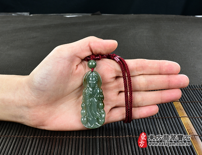 觀世音菩薩項鍊玉珮大小示意照片  翡翠觀音項鍊玉珮（觀世音菩薩、寶瓶觀音：觀音牌A貨翡翠觀音玉珮、緬甸玉觀世音菩薩玉墜）。綠色糯種油青帶黃翡觀音，GY1219。客製化訂做各種翡翠觀音吊墜玉珮項鍊。★附A貨翡翠雙證書