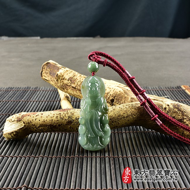觀世音菩薩項鍊玉珮情境照片  翡翠觀音項鍊玉珮（觀世音菩薩、寶瓶觀音：觀音牌A貨翡翠觀音玉珮、緬甸玉觀世音菩薩玉墜）。綠色糯種油青帶黃翡觀音，GY1219。客製化訂做各種翡翠觀音吊墜玉珮項鍊。★附A貨翡翠雙證書