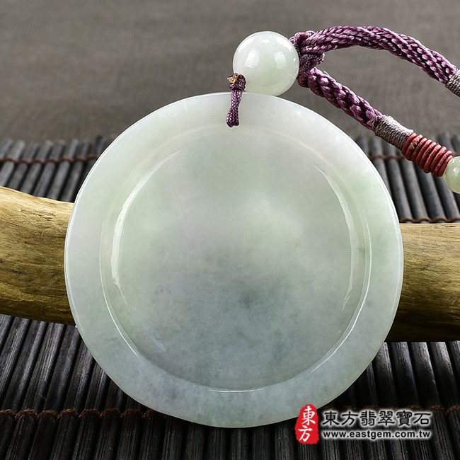觀世音菩薩項鍊玉珮背面照片  翡翠觀音項鍊玉珮（觀世音菩薩、寶瓶觀音：觀音牌A貨翡翠觀音玉珮、緬甸玉觀世音菩薩玉墜）。淡綠色帶淡紫色糯種春帶彩觀音，GY1242。客製化訂做各種翡翠觀音吊墜玉珮項鍊。★附A貨翡翠雙證書