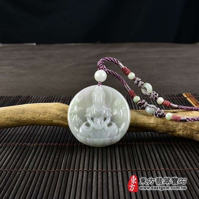 觀世音菩薩項鍊玉珮情境照片  翡翠觀音項鍊玉珮（觀世音菩薩、寶瓶觀音：觀音牌A貨翡翠觀音玉珮、緬甸玉觀世音菩薩玉墜）。淡綠色帶淡紫色糯種春帶彩觀音，GY1242。客製化訂做各種翡翠觀音吊墜玉珮項鍊。★附A貨翡翠雙證書