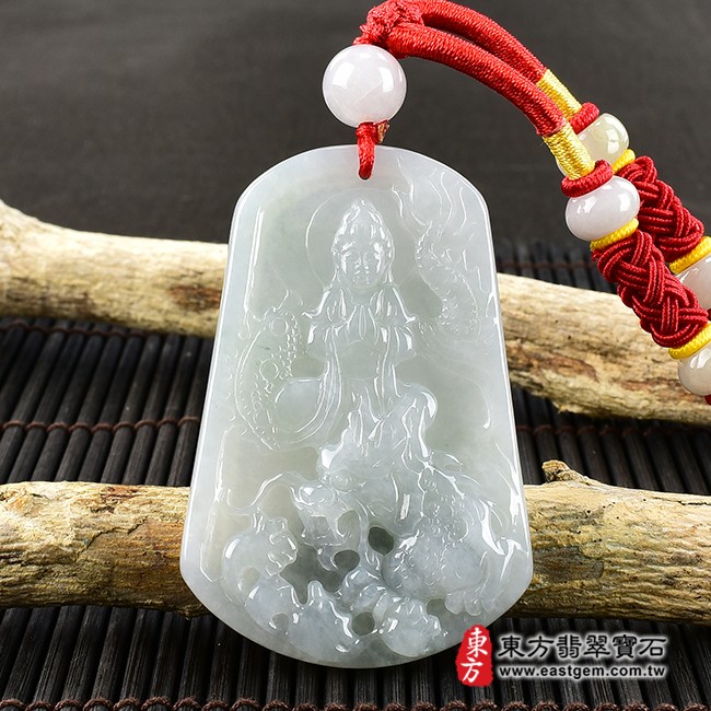 觀世音菩薩項鍊玉珮正面照片  翡翠觀音項鍊玉珮（觀世音菩薩、乘龍觀音：觀音牌A貨翡翠觀音玉珮、緬甸玉觀世音菩薩玉墜）。淡綠色糯種觀音，GY1298。客製化訂做各種翡翠觀音吊墜玉珮項鍊。★附A貨翡翠雙證書書