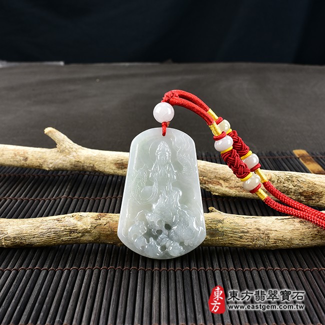 觀世音菩薩項鍊玉珮情境照片  翡翠觀音項鍊玉珮（觀世音菩薩、乘龍觀音：觀音牌A貨翡翠觀音玉珮、緬甸玉觀世音菩薩玉墜）。淡綠色糯種觀音，GY1298。客製化訂做各種翡翠觀音吊墜玉珮項鍊。★附A貨翡翠雙證書書