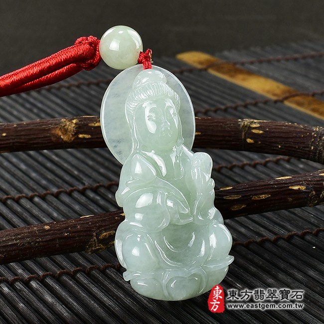 大勢至菩薩項鍊玉珮左側照片  翡翠大勢至菩薩項鍊玉珮（大勢至菩薩：大勢至菩薩牌A貨翡翠大勢至菩薩玉珮、緬甸玉大勢至菩薩玉墜）。淡綠色糯種大勢至菩薩，GY1209。客製化訂做各種翡翠大勢至菩薩吊墜玉珮項鍊。★附A貨翡翠雙證書