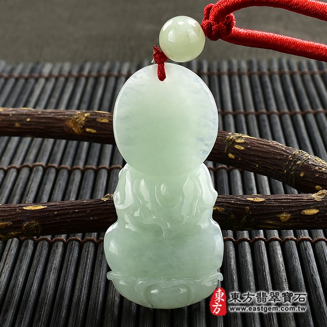大勢至菩薩項鍊玉珮背面照片  翡翠大勢至菩薩項鍊玉珮（大勢至菩薩：大勢至菩薩牌A貨翡翠大勢至菩薩玉珮、緬甸玉大勢至菩薩玉墜）。淡綠色糯種大勢至菩薩，GY1209。客製化訂做各種翡翠大勢至菩薩吊墜玉珮項鍊。★附A貨翡翠雙證書