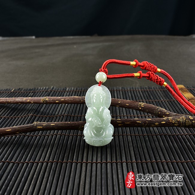 大勢至菩薩項鍊玉珮情境照片  翡翠大勢至菩薩項鍊玉珮（大勢至菩薩：大勢至菩薩牌A貨翡翠大勢至菩薩玉珮、緬甸玉大勢至菩薩玉墜）。淡綠色糯種大勢至菩薩，GY1209。客製化訂做各種翡翠大勢至菩薩吊墜玉珮項鍊。★附A貨翡翠雙證書