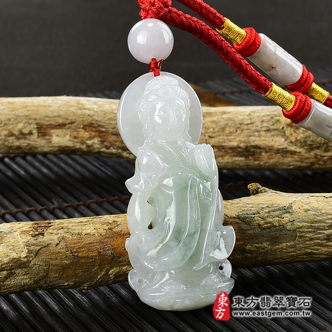 大勢至菩薩項鍊玉珮左側照片  翡翠大勢至菩薩項鍊玉珮（大勢至菩薩：大勢至菩薩牌A貨翡翠大勢至菩薩玉珮、緬甸玉大勢至菩薩玉墜）。淡綠色糯種帶飄花大勢至菩薩，GY1210。客製化訂做各種翡翠大勢至菩薩吊墜玉珮項鍊。★附A貨翡翠雙證書