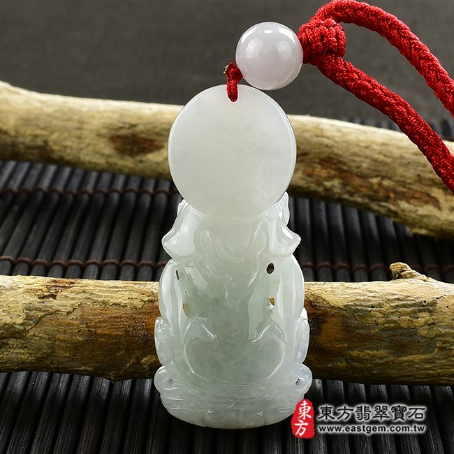 大勢至菩薩項鍊玉珮背面照片  翡翠大勢至菩薩項鍊玉珮（大勢至菩薩：大勢至菩薩牌A貨翡翠大勢至菩薩玉珮、緬甸玉大勢至菩薩玉墜）。淡綠色糯種帶飄花大勢至菩薩，GY1210。客製化訂做各種翡翠大勢至菩薩吊墜玉珮項鍊。★附A貨翡翠雙證書