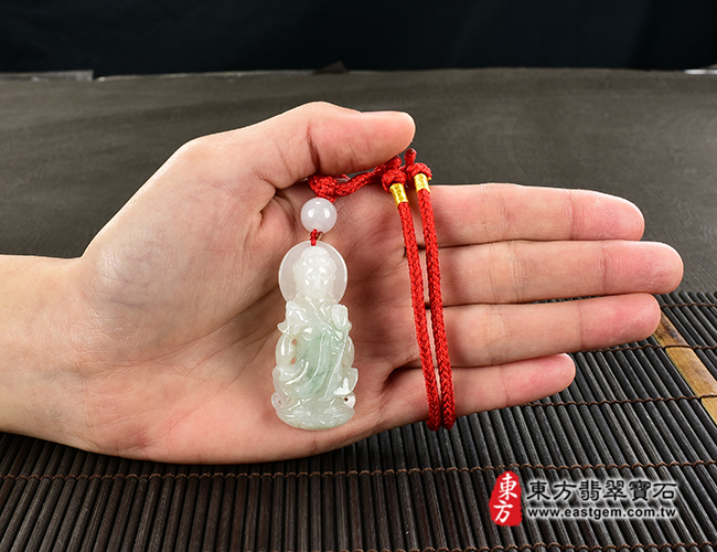 大勢至菩薩項鍊玉珮大小示意照片  翡翠大勢至菩薩項鍊玉珮（大勢至菩薩：大勢至菩薩牌A貨翡翠大勢至菩薩玉珮、緬甸玉大勢至菩薩玉墜）。淡綠色糯種帶飄花大勢至菩薩，GY1210。客製化訂做各種翡翠大勢至菩薩吊墜玉珮項鍊。★附A貨翡翠雙證書