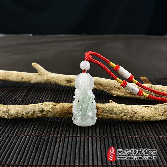 大勢至菩薩項鍊玉珮情境照片  翡翠大勢至菩薩項鍊玉珮（大勢至菩薩：大勢至菩薩牌A貨翡翠大勢至菩薩玉珮、緬甸玉大勢至菩薩玉墜）。淡綠色糯種帶飄花大勢至菩薩，GY1210。客製化訂做各種翡翠大勢至菩薩吊墜玉珮項鍊。★附A貨翡翠雙證書