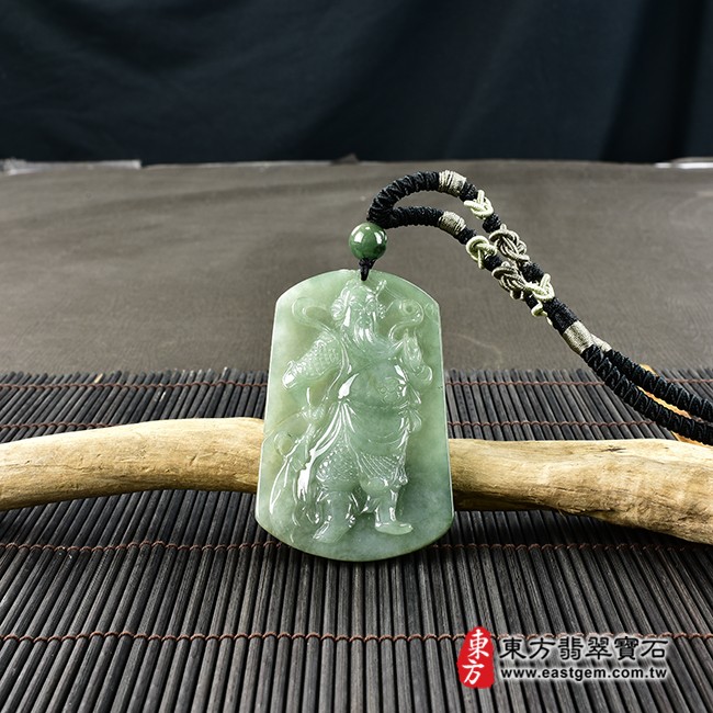 關公項鍊玉珮情境照片  （已出售勿下標，可訂做）翡翠關公項鍊玉珮（關聖帝君、關公：關公牌A貨翡翠關公玉珮、緬甸玉關公玉墜）。綠色糯種關公，KG395。客製化訂做各種翡翠關公吊墜玉珮項鍊。★附A貨翡翠雙證書