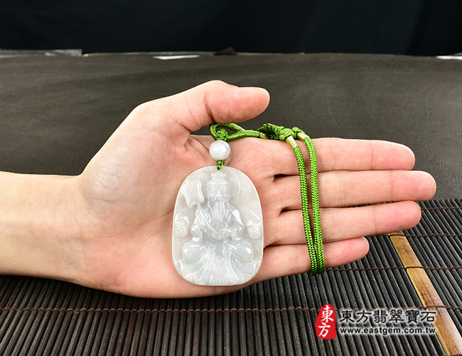 太上老君項鍊玉珮大小示意照片  翡翠太上老君項鍊玉珮（道德天尊：太上老君牌A貨翡翠太上老君玉珮、緬甸玉太上老君玉墜）。淡綠色糯種太上老君，KN151。客製化訂做各種翡翠太上老君吊墜玉珮項鍊。★附A貨翡翠雙證書