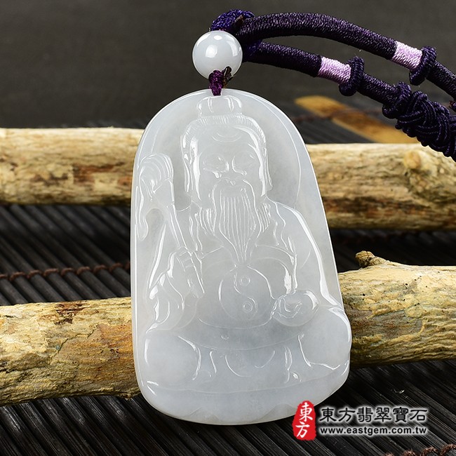 太上老君項鍊玉珮左側照片  翡翠太上老君項鍊玉珮（道德天尊：太上老君牌A貨翡翠太上老君玉珮、緬甸玉太上老君玉墜）。白綠色糯種太上老君，KN156。客製化訂做各種翡翠太上老君吊墜玉珮項鍊。★附A貨翡翠雙證書