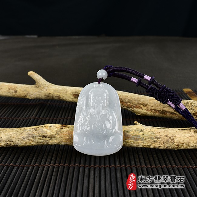 太上老君項鍊玉珮情境照片  翡翠太上老君項鍊玉珮（道德天尊：太上老君牌A貨翡翠太上老君玉珮、緬甸玉太上老君玉墜）。白綠色糯種太上老君，KN156。客製化訂做各種翡翠太上老君吊墜玉珮項鍊。★附A貨翡翠雙證書