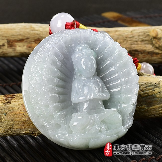 千手觀音項鍊玉珮左側照片  翡翠千手觀音項鍊玉珮（千手觀音：千手觀音牌A貨翡翠千手觀音玉珮、緬甸玉千手觀音玉墜）。淡綠色帶淡紫色糯種春帶彩千手觀音，LH204。客製化訂做各種翡翠千手觀音吊墜玉珮項鍊。★附A貨翡翠雙證書