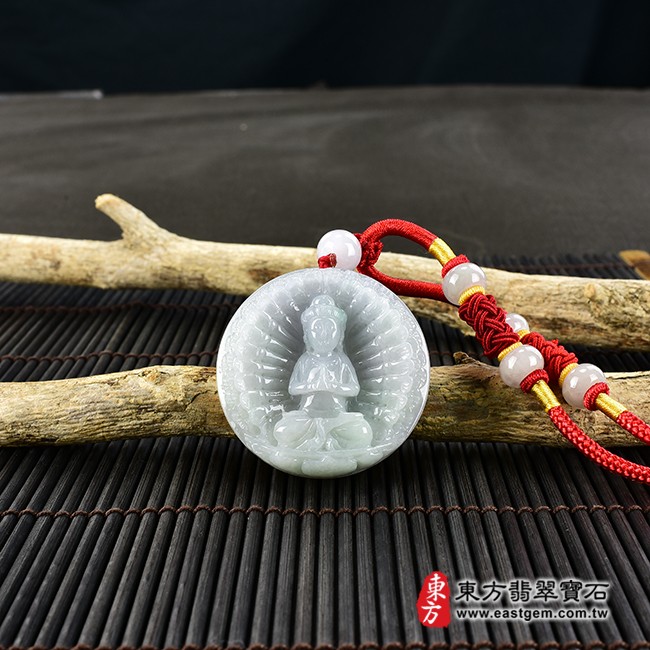 千手觀音項鍊玉珮情境照片  翡翠千手觀音項鍊玉珮（千手觀音：千手觀音牌A貨翡翠千手觀音玉珮、緬甸玉千手觀音玉墜）。淡綠色帶淡紫色糯種春帶彩千手觀音，LH204。客製化訂做各種翡翠千手觀音吊墜玉珮項鍊。★附A貨翡翠雙證書