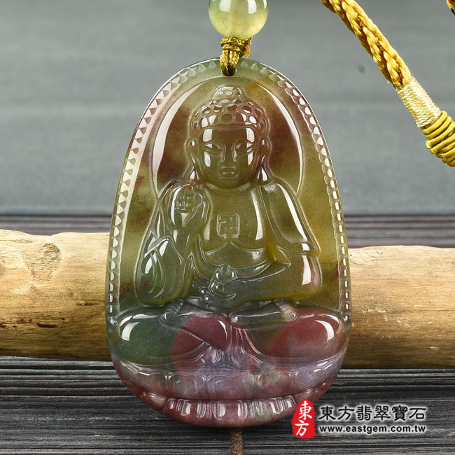 水草玉阿彌陀佛項鍊玉珮正面照片 水草玉阿彌陀佛項鍊玉珮（阿彌陀佛：阿彌陀佛牌水草玉阿彌陀佛玉珮、水草玉阿彌陀佛玉墜）。綠色帶紅色帶黃色水草玉阿彌陀佛，FD476。客製化訂做各種水草玉阿彌陀佛吊墜玉珮項鍊。★附東方翡翠寶石保證卡