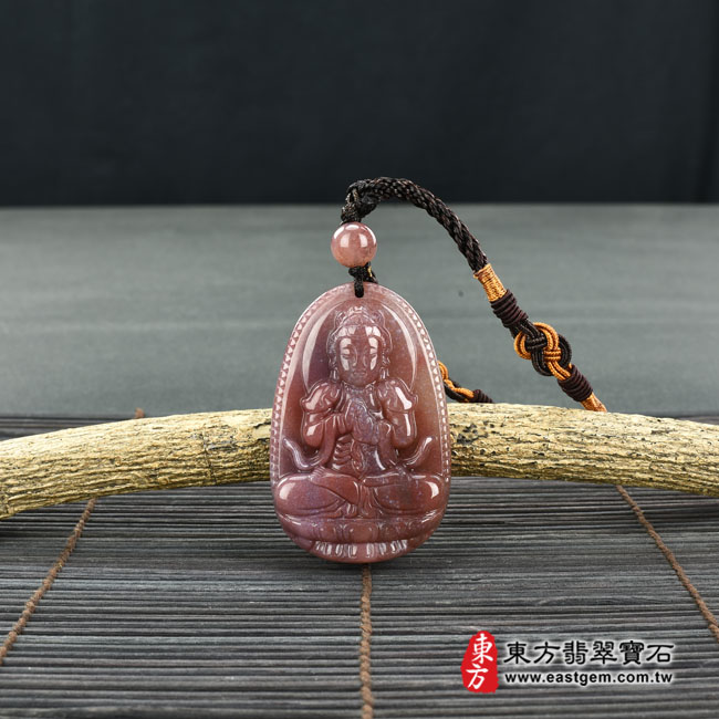 水草玉大日如來項鍊玉珮情境照片 水草玉大日如來項鍊玉珮（大日如來：大日如來牌水草玉大日如來玉珮、水草玉大日如來玉墜）。紅色帶紫色水草玉大日如來，FD478。客製化訂做各種水草玉大日如來吊墜玉珮項鍊。★附東方翡翠寶石保證卡