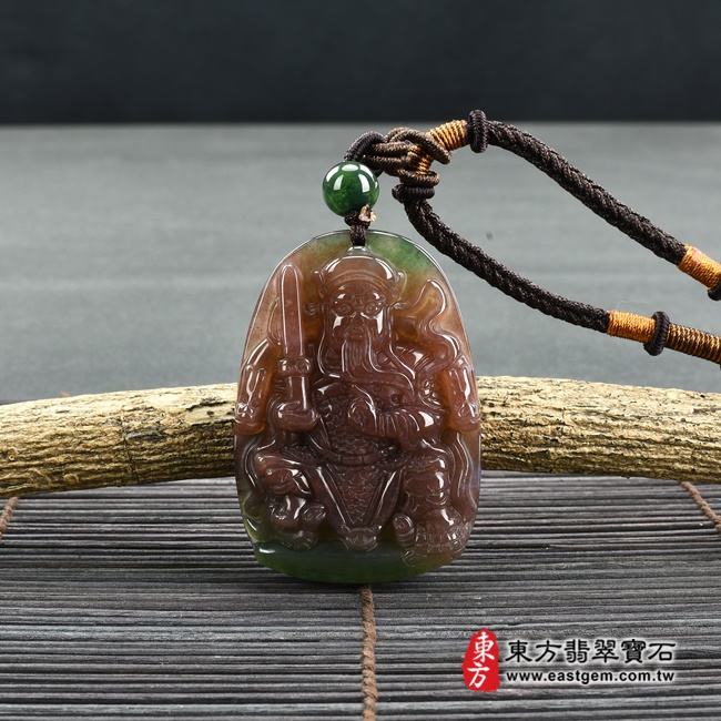 水草玉玄天上帝項鍊玉珮情境照片 水草玉玄天上帝項鍊玉珮（玄天上帝：玄天上帝牌水草玉玄天上帝玉珮、水草玉玄天上帝玉墜）。紅色帶紫色帶綠色水草玉玄天上帝，ST102。客製化訂做各種水草玉玄天上帝吊墜玉珮項鍊。★附東方翡翠寶石保證卡