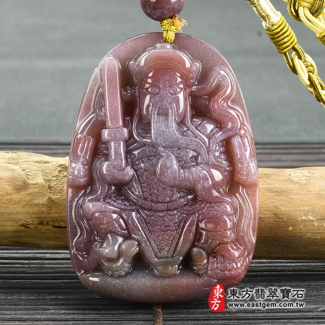 水草玉玄天上帝項鍊玉珮正面照片 水草玉玄天上帝項鍊玉珮（玄天上帝：玄天上帝牌水草玉玄天上帝玉珮、水草玉玄天上帝玉墜）。紅色帶紫色帶綠色水草玉玄天上帝，ST108。客製化訂做各種水草玉玄天上帝吊墜玉珮項鍊。★附東方翡翠寶石保證卡