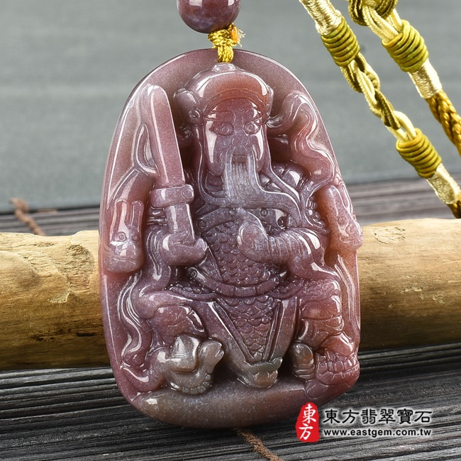水草玉玄天上帝項鍊玉珮左側照片 水草玉玄天上帝項鍊玉珮（玄天上帝：玄天上帝牌水草玉玄天上帝玉珮、水草玉玄天上帝玉墜）。紅色帶紫色帶綠色水草玉玄天上帝，ST108。客製化訂做各種水草玉玄天上帝吊墜玉珮項鍊。★附東方翡翠寶石保證卡