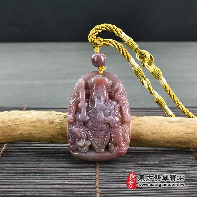 水草玉玄天上帝項鍊玉珮情境照片 水草玉玄天上帝項鍊玉珮（玄天上帝：玄天上帝牌水草玉玄天上帝玉珮、水草玉玄天上帝玉墜）。紅色帶紫色帶綠色水草玉玄天上帝，ST108。客製化訂做各種水草玉玄天上帝吊墜玉珮項鍊。★附東方翡翠寶石保證卡