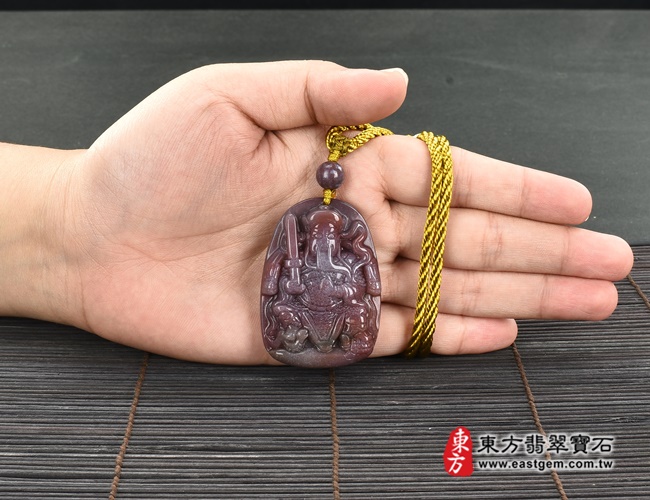水草玉玄天上帝項鍊玉珮大小示意照片 水草玉玄天上帝項鍊玉珮（玄天上帝：玄天上帝牌水草玉玄天上帝玉珮、水草玉玄天上帝玉墜）。紅色帶紫色帶綠色水草玉玄天上帝，ST108。客製化訂做各種水草玉玄天上帝吊墜玉珮項鍊。★附東方翡翠寶石保證卡