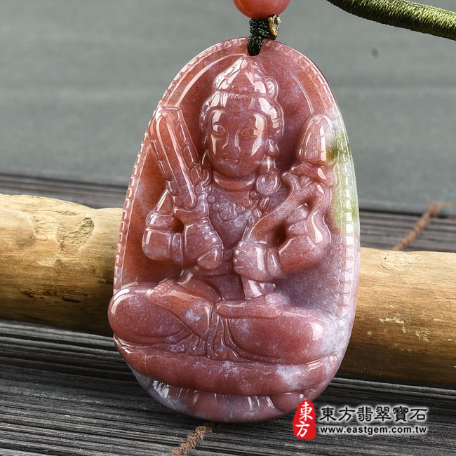 水草玉虛空藏菩薩項鍊玉珮右側照片 水草玉虛空藏菩薩項鍊玉珮（虛空藏菩薩：虛空藏菩薩牌水草玉虛空藏菩薩玉珮、水草玉虛空藏菩薩玉墜）。紅色帶紫色帶綠色水草玉虛空藏菩薩，GY1257。客製化訂做各種水草玉虛空藏菩薩吊墜玉珮項鍊。★附東方翡翠寶石保證卡