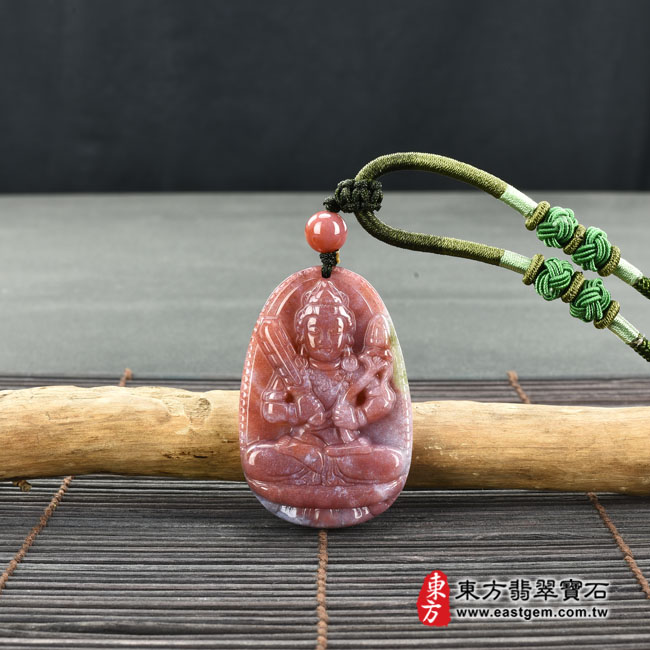 水草玉虛空藏菩薩項鍊玉珮情境照片 水草玉虛空藏菩薩項鍊玉珮（虛空藏菩薩：虛空藏菩薩牌水草玉虛空藏菩薩玉珮、水草玉虛空藏菩薩玉墜）。紅色帶紫色帶綠色水草玉虛空藏菩薩，GY1257。客製化訂做各種水草玉虛空藏菩薩吊墜玉珮項鍊。★附東方翡翠寶石保證卡