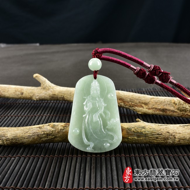 觀音項鍊玉珮情境照片  翡翠觀音項鍊玉珮（觀世音菩薩：觀音牌A貨翡翠觀音玉珮、緬甸玉觀世音菩薩玉墜）。綠色糯種觀音，GY1279。客製化訂做各種翡翠觀音吊墜玉珮項鍊。★附A貨翡翠雙證書