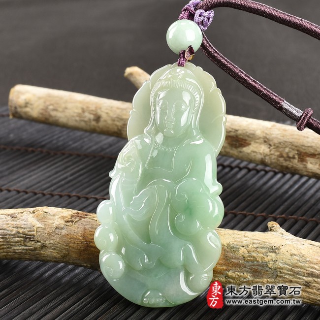 觀音項鍊玉珮右側照片  翡翠觀音項鍊玉珮（觀世音菩薩、如意觀音：觀音牌A貨翡翠觀音玉珮、緬甸玉觀世音菩薩玉墜）。綠色細豆種觀音，GY1286。客製化訂做各種翡翠觀音吊墜玉珮項鍊。★附A貨翡翠雙證書