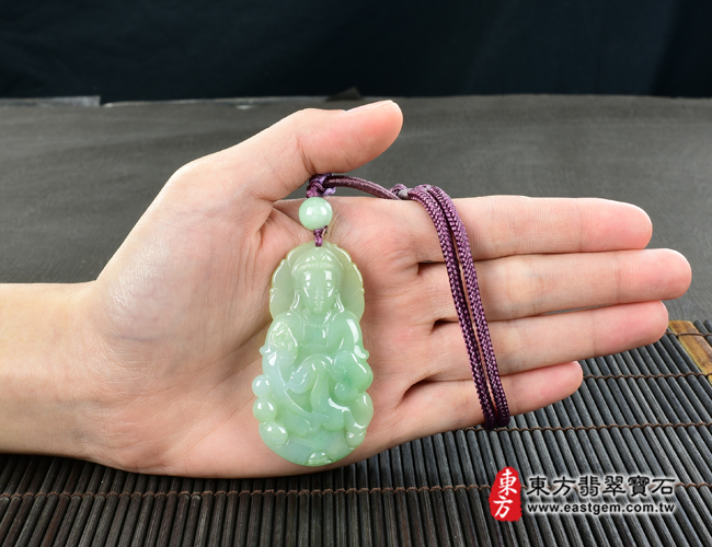 觀音項鍊玉珮大小示意照片  翡翠觀音項鍊玉珮（觀世音菩薩、如意觀音：觀音牌A貨翡翠觀音玉珮、緬甸玉觀世音菩薩玉墜）。綠色細豆種觀音，GY1286。客製化訂做各種翡翠觀音吊墜玉珮項鍊。★附A貨翡翠雙證書