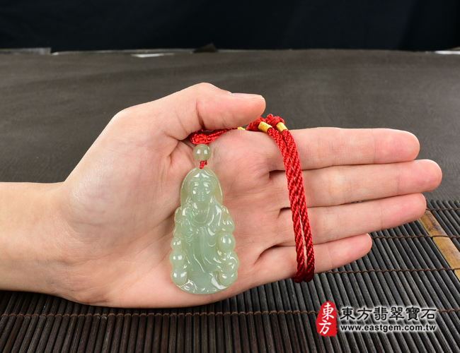 觀音項鍊玉珮大小示意照片  翡翠觀音項鍊玉珮（觀世音菩薩：觀音牌A貨翡翠觀音玉珮、緬甸玉觀世音菩薩玉墜）。綠色糯種觀音，GY1289。客製化訂做各種翡翠觀音吊墜玉珮項鍊。★附A貨翡翠雙證書