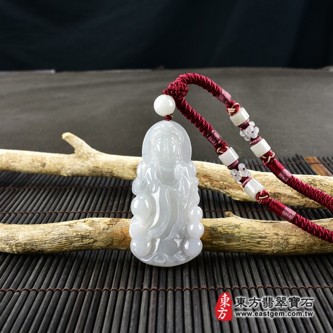 觀音項鍊玉珮情境照片  翡翠觀音項鍊玉珮（觀世音菩薩：觀音牌A貨翡翠觀音玉珮、緬甸玉觀世音菩薩玉墜）。白色糯種白翡翠觀音，GY1290。客製化訂做各種翡翠觀音吊墜玉珮項鍊。★附A貨翡翠雙證書