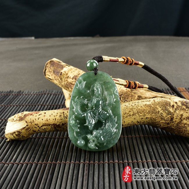 觀音項鍊玉珮情境照片  翡翠觀音項鍊玉珮（觀世音菩薩、乘龍觀音：觀音牌A貨翡翠觀音玉珮、緬甸玉觀世音菩薩玉墜）。綠色糯種油青觀音，GY1301。客製化訂做各種翡翠觀音吊墜玉珮項鍊。★附A貨翡翠雙證書